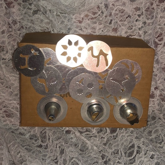 Vintage Mirro cookie , cake decorating set with multiple tips, lightly used - Picture 3 of 9